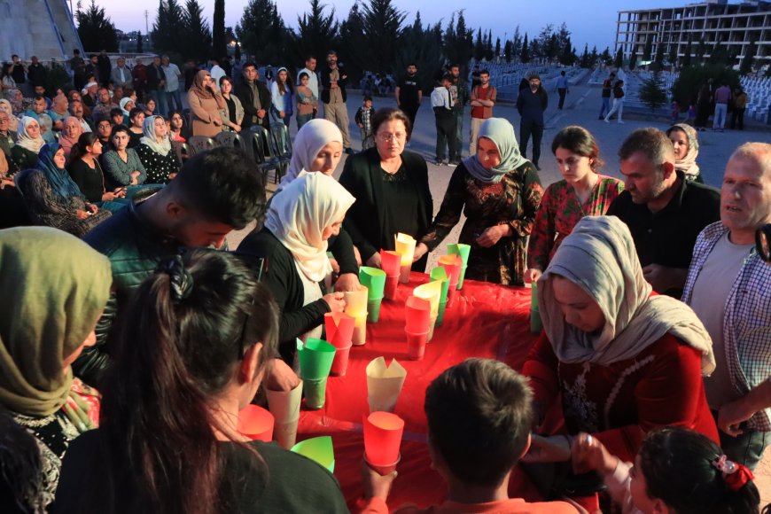 Di roja şehîdan de şêniyên Kobanê mûm li ber serê şehîdan vêxistin
